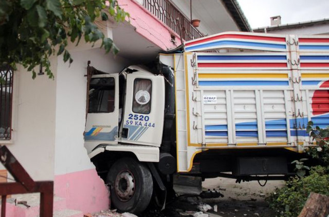 Tekirdağ da yoldan çıkan kamyon eve daldı Son Dakika Haberleri