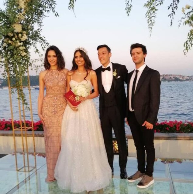 Mesut Özil ile Amine Gülşe'nin düğününe ünlü akını - Magazin haberleri