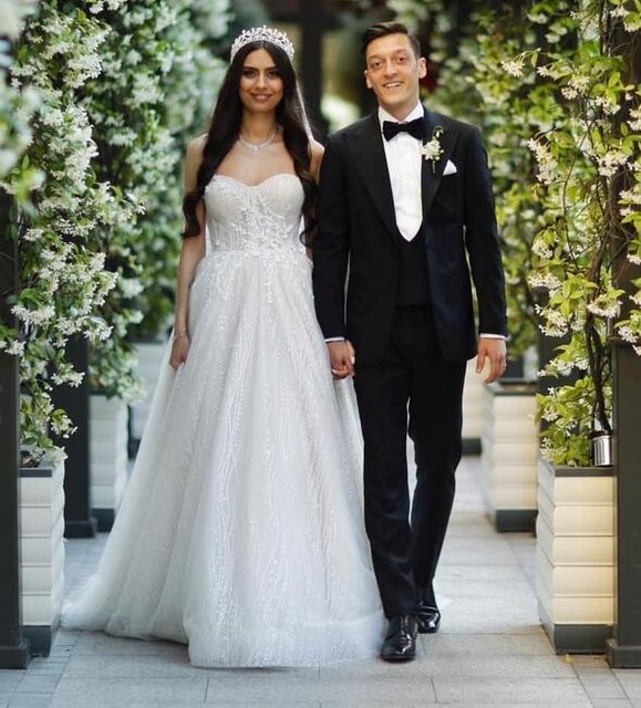 Mesut Özil ile Amine Gülşe'nin düğününe ünlü akını - Magazin haberleri
